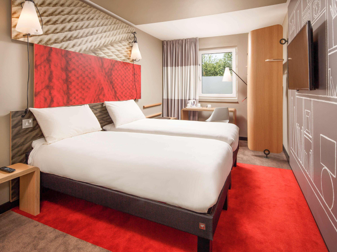 Bedroom 4, ibis London Stratford, London
