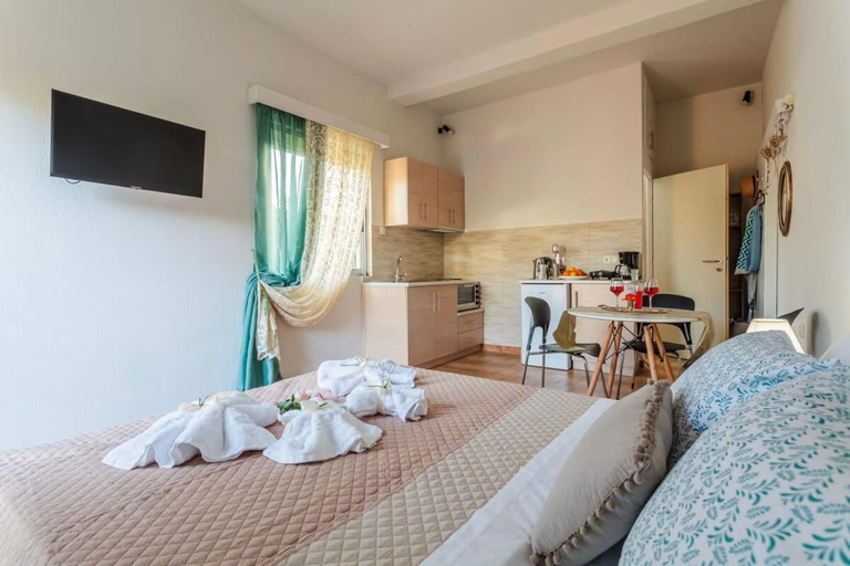 Others 2, Summer Rose Garden Getaway - A step to the Beach, Peloponnese
