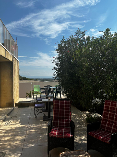 Others 3, Chambre pour 2 , Jardin Piscine Arret de bus 50m ,Climatise, Gard
