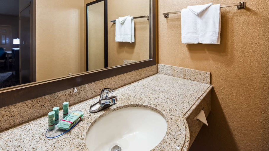 Bathroom 5, Best Western Executive Inn El Campo, Wharton