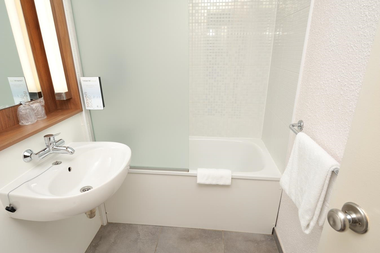 Bathroom 4, Campanile Toulouse Blagnac , Haute-Garonne