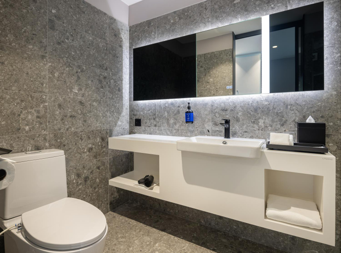 Bathroom 10