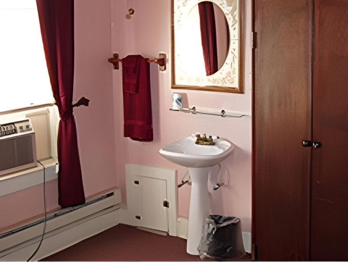 Bathroom, Cassadaga Hotel and Spiritual Center, Volusia