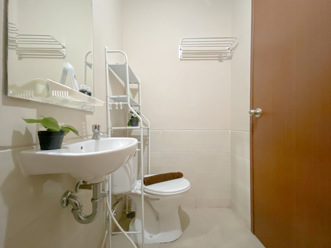 Bathroom 5, Relaxing Studio Apartment at Transpark Juanda Bekasi Timur By Travelio, Bekasi