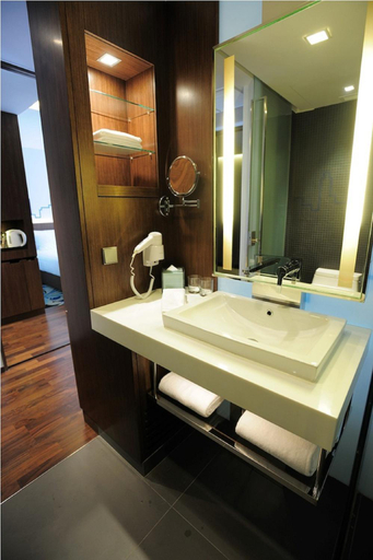 Bathroom 5, Galleria 10 Hotel Bangkok, Khlong Toey