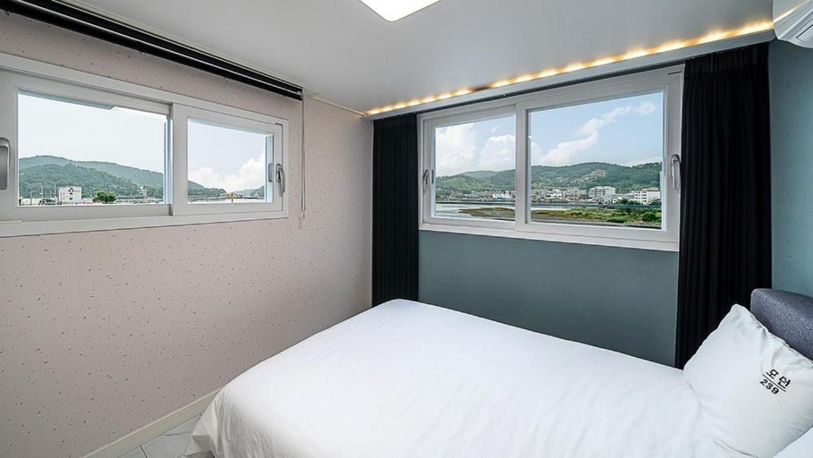 Bedroom 2, Geoje Modern 239 Pension, Geoje