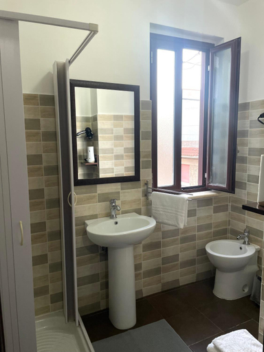 Bathroom 2, Nacional B&B, Messina
