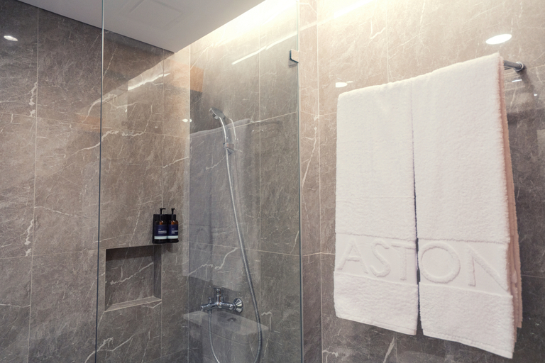 Bathroom 5, Aston Emidary Bangka Hotel and Conference Center, Pangkalpinang