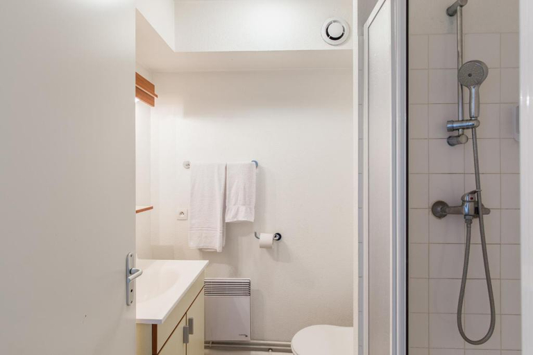 Bathroom, Comfort Aparthotel Le Mans, Sarthe