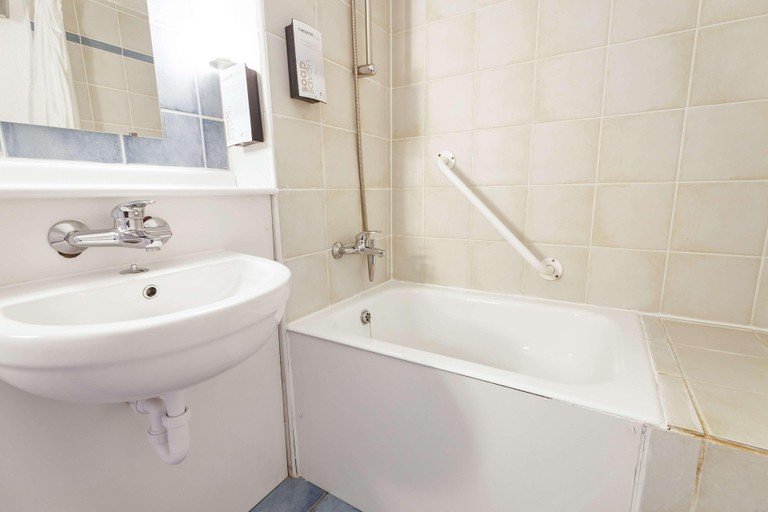 Bathroom 3, Campanile Wakefield, Wakefield