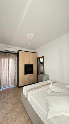 Others 3, Villa Leonardi, Sarandës
