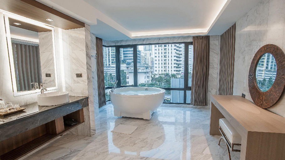 Others 5, Arte Sukhumvit 19, Wattana