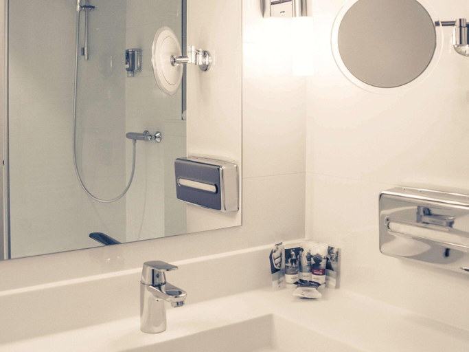 Bathroom 5, Mercure Granville Le Grand Large Hotel, Manche