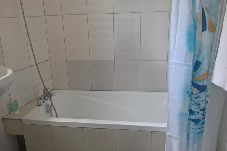 Bathroom 3, Namirembe Guesthouse, Kampala