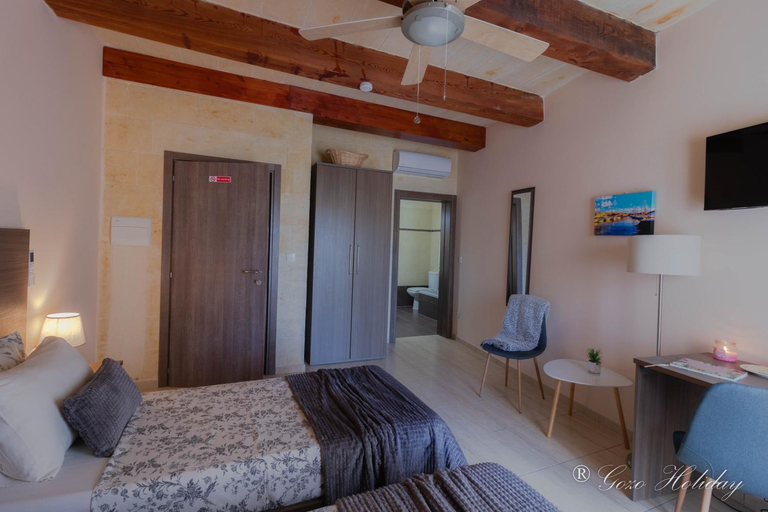 Bedroom 5, Hollies