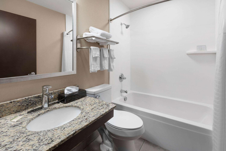 Bathroom 4, Super 8 by Wyndham Fairmont, Marion