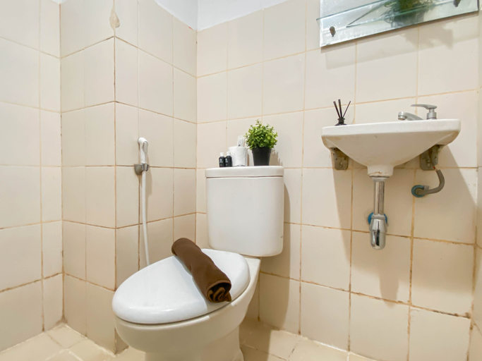 Bathroom 5, Cozy 2BR at Bogor Valley Apartment By Travelio, Bogor