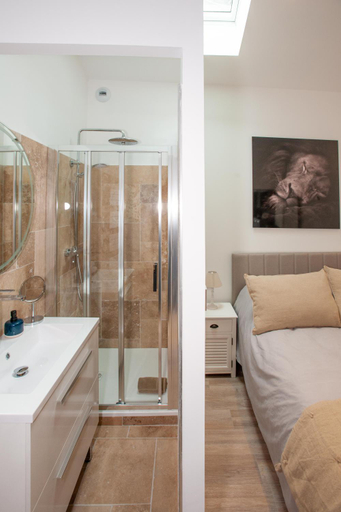 Bathroom 3, Les Tropeziennes de Libourne, Gironde