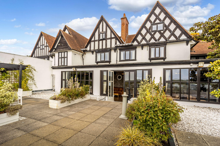 Exterior & Views
