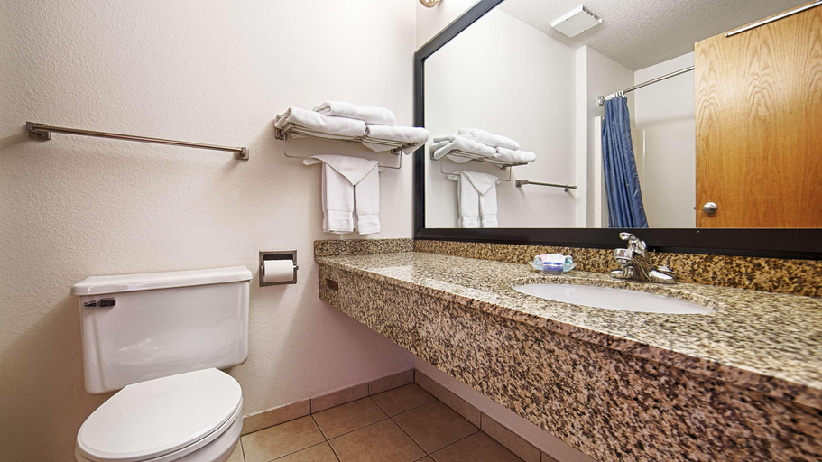 Bathroom 4, Baymont by Wyndham Huron SD, Beadle
