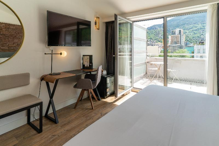 Bedroom 3, Yomo Centric