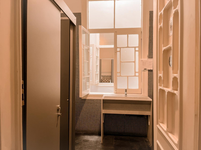 Bathroom 4, Safestay Lisbon Bairro Alto, Lisbon