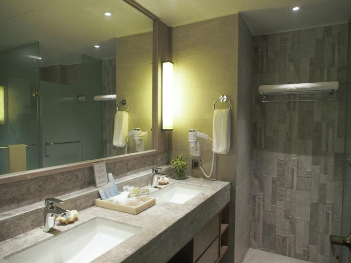 Bathroom 5, Henann Park Resort, Malay