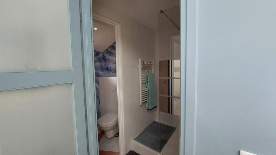 Bathroom 3, COUETTE et CAFE L'AGENCE, Essonne