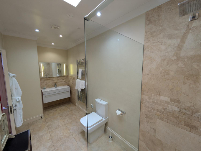 Bathroom 4, Buccleuch and Queensberry Arms, Dumfries and Galloway