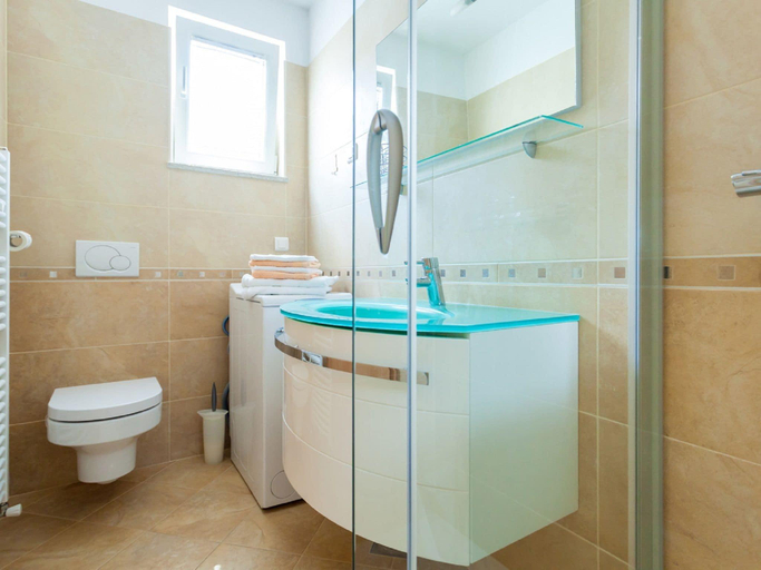 Bathroom 3, Spacious Apartment in Vantacici near Sea, Malinska-Dubašnica