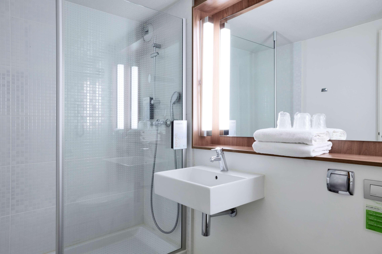 Bathroom 4, Campanile Lyon Isle d'Abeau, Isère