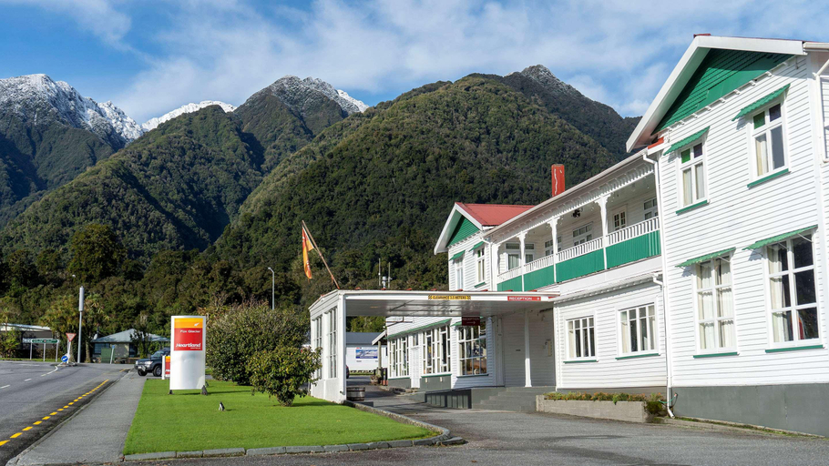 Exterior & Views
