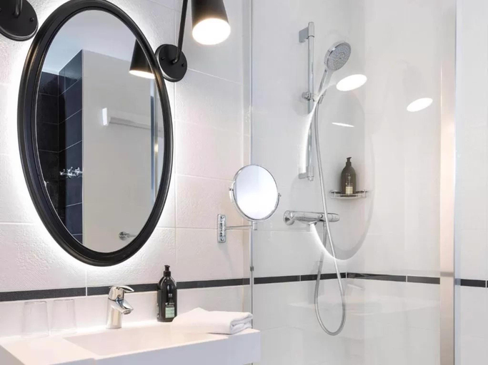 Bathroom 4, Aparthotel Adagio Paris Montmartre, Paris
