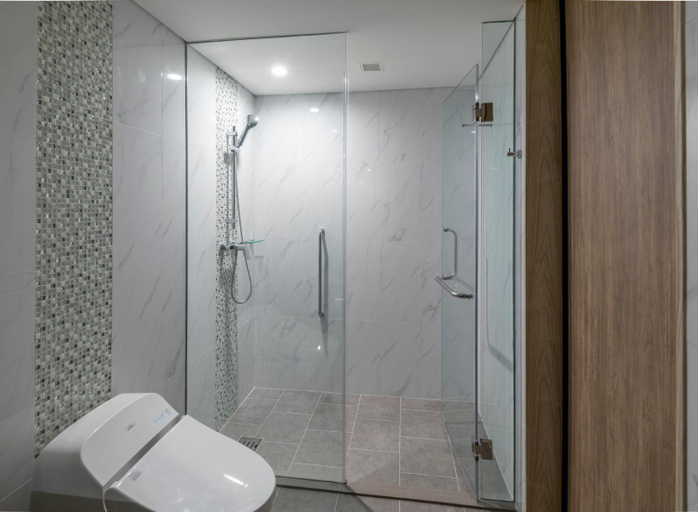 Bathroom 16