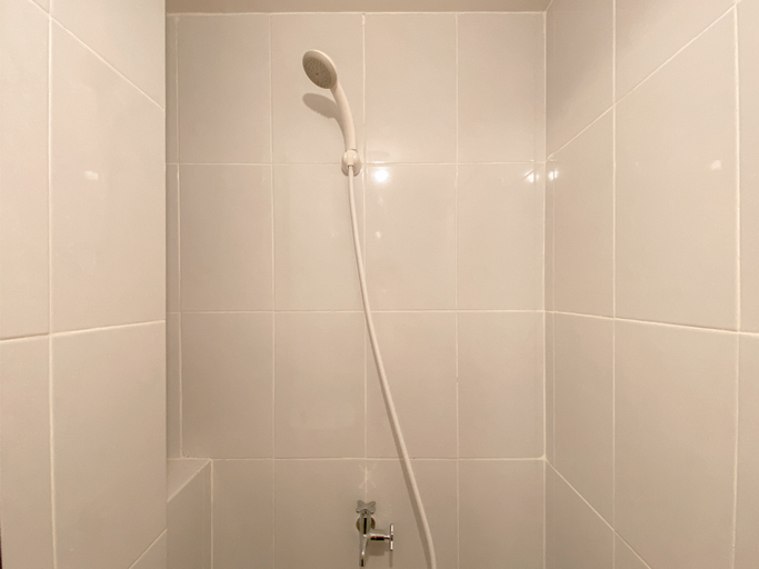 Bathroom 5, Warm Stay Studio at Tokyo Riverside PIK 2 Apartment By Travelio, Tangerang