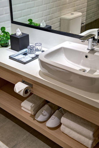 Bathroom 4, Aerotel Kuala Lumpur (Airport Hotel) - Gateway@klia2, Sepang