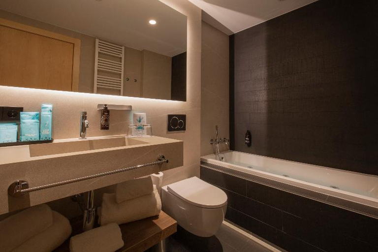 Bathroom 5, Yomo Centric