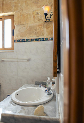 Bathroom 2, Serene Country House for Beach and Trekking Lovers