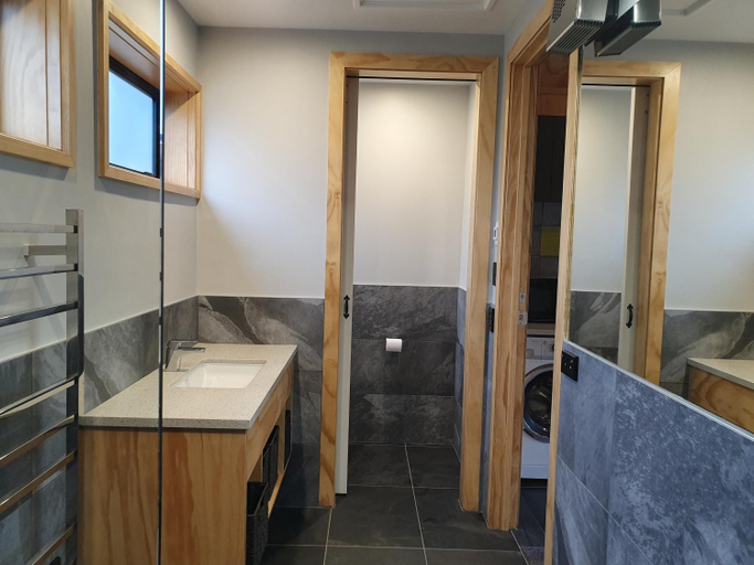 Bathroom 3, The Rest, Mackenzie