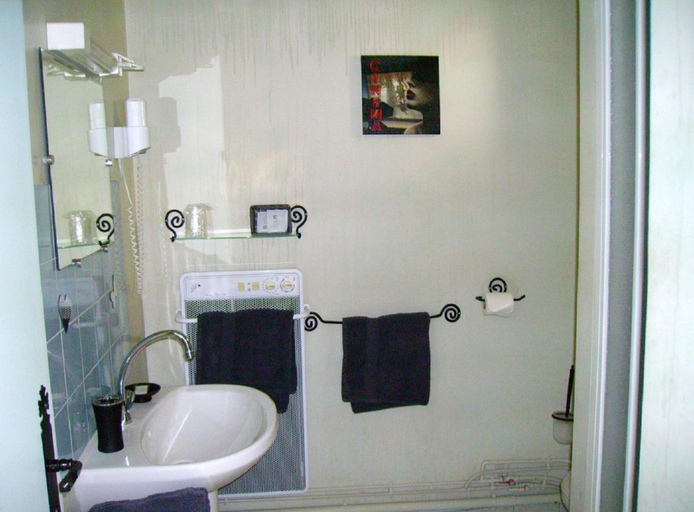 Bathroom 3, Auberge Du Riou, Alpes-Maritimes