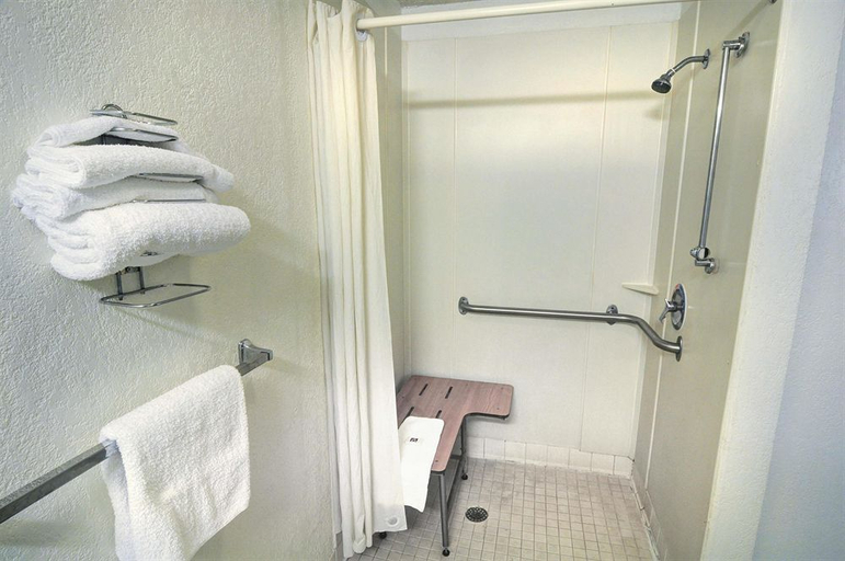 Bathroom 4, Knights Inn Flint, Genesee