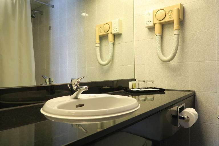 Bathroom 12