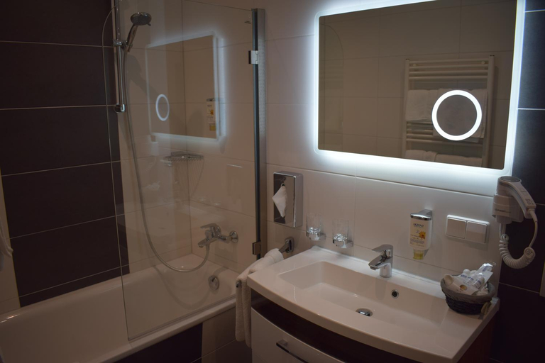 Bathroom 2, Akzent Hotel Goldner Hirsch, Bautzen