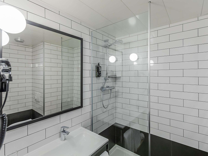 Bathroom 18