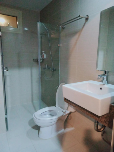 Bathroom 3, 81 Newport Boulevard-Hyuna Place, Across NAIA T3, Pasay City
