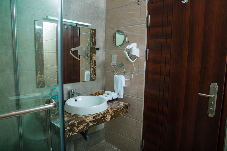 Bathroom 5, Tiffany Diamond Hotels - Makunganya Street, Ilala
