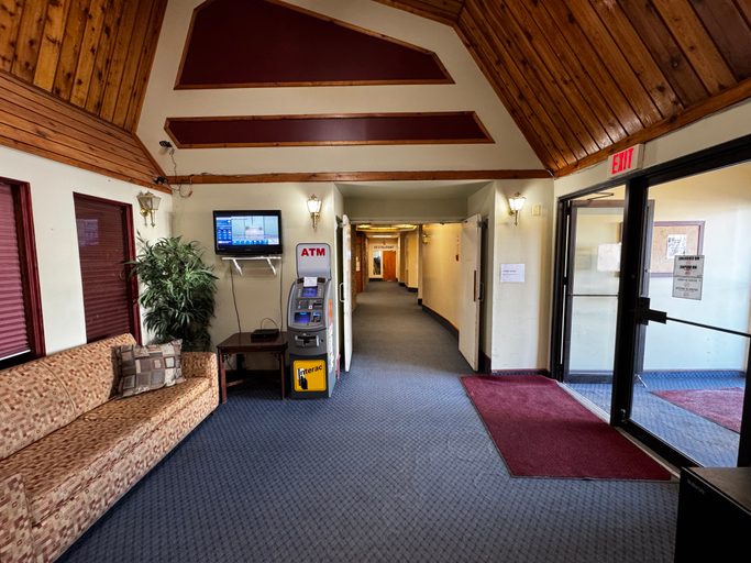 Public Area 3, Zero100 Motor Inn, Thunder Bay