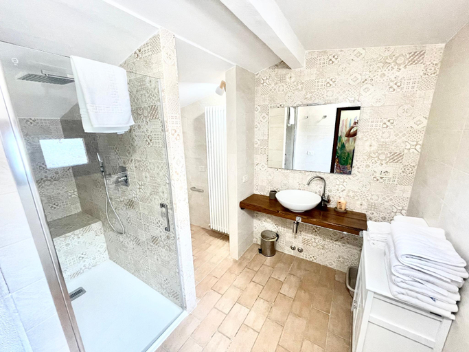 Bathroom, Ab Fab villa with pool, huge grounds, mediation park, child activity park - exc, Perugia
