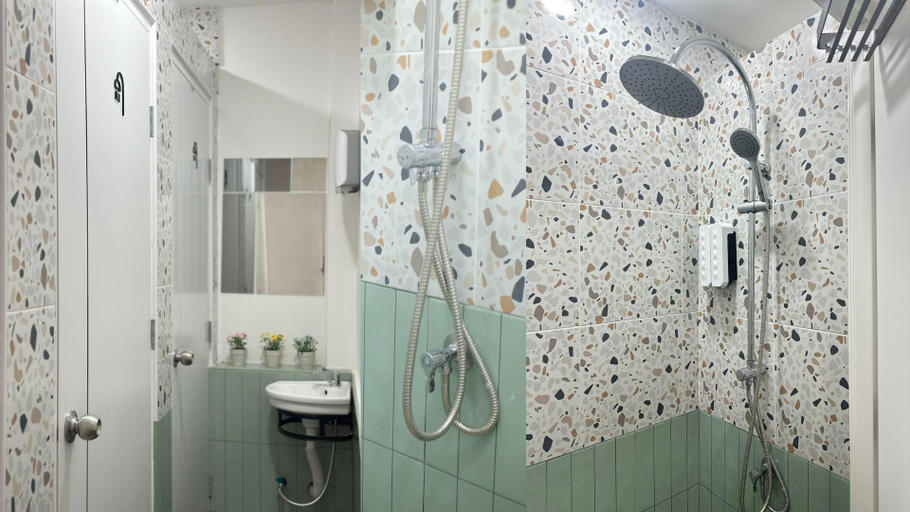 Bathroom, Bed & Bar Hostel Surat, Muang Surat Thani