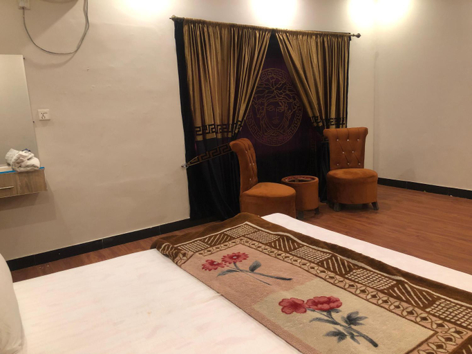 Others 5, Defence Mark Hotel, Lahore